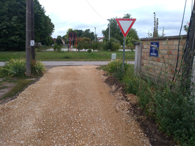 Чекали асфалт, добили само туцаник